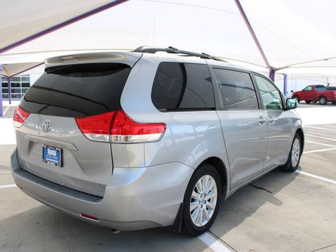 Used 2012 Toyota Sienna XLE AWD/4WD image 6