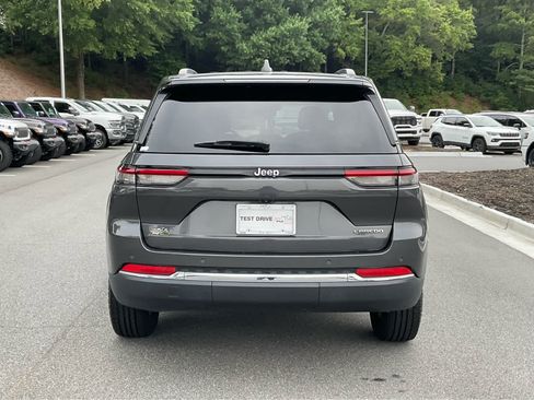 Used 2022 Jeep Grand Cherokee Laredo w/ Luxury Tech Group I RWD image 4