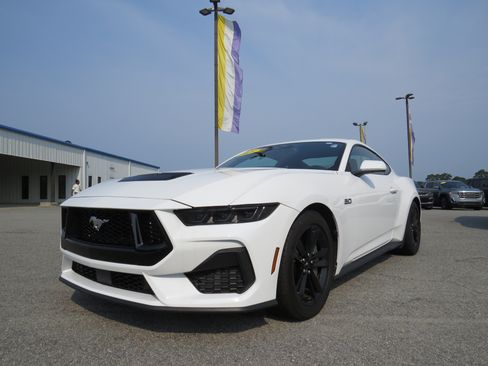 Used 2025 Ford Mustang GT RWD image 5
