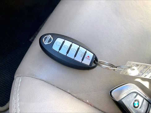 Used 2015 Nissan Pathfinder Platinum w/ Family Entertainment Package image 13