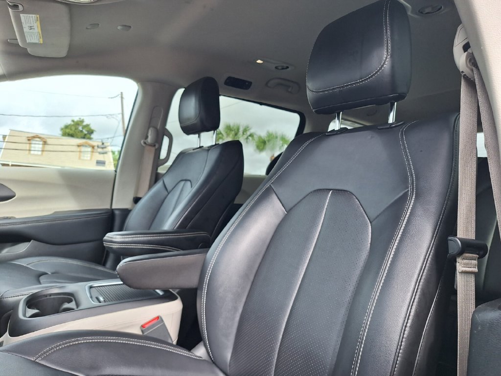 Used 2024 Chrysler Pacifica Touring-L FWD image 6
