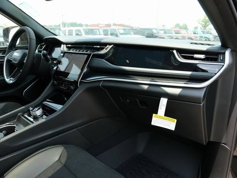 Used 2024 Jeep Grand Cherokee Trailhawk w/ Luxury Tech Group III image 40