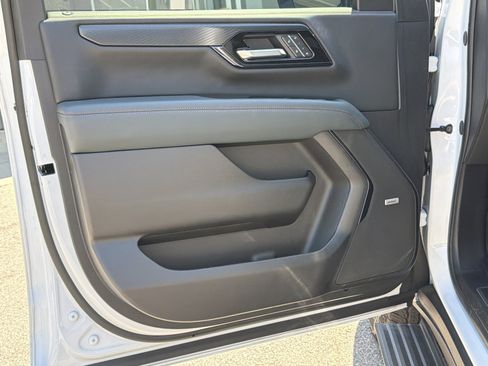 Used 2025 GMC Yukon XL AT4 w/ AT4 Premium Package AWD/4WD image 16