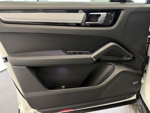 Certified 2022 Porsche Cayenne Platinum Edition image 15