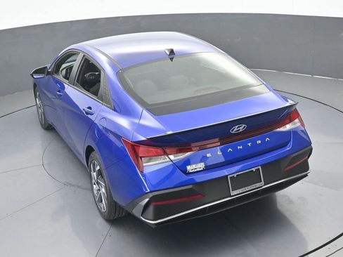 Used 2025 Hyundai Elantra Sport image 41