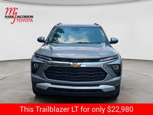 Used 2025 Chevrolet TrailBlazer LT AWD/4WD image 3