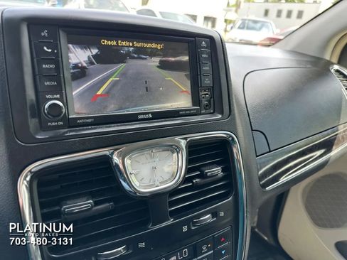 Used 2015 Chrysler Town & Country Touring FWD image 11