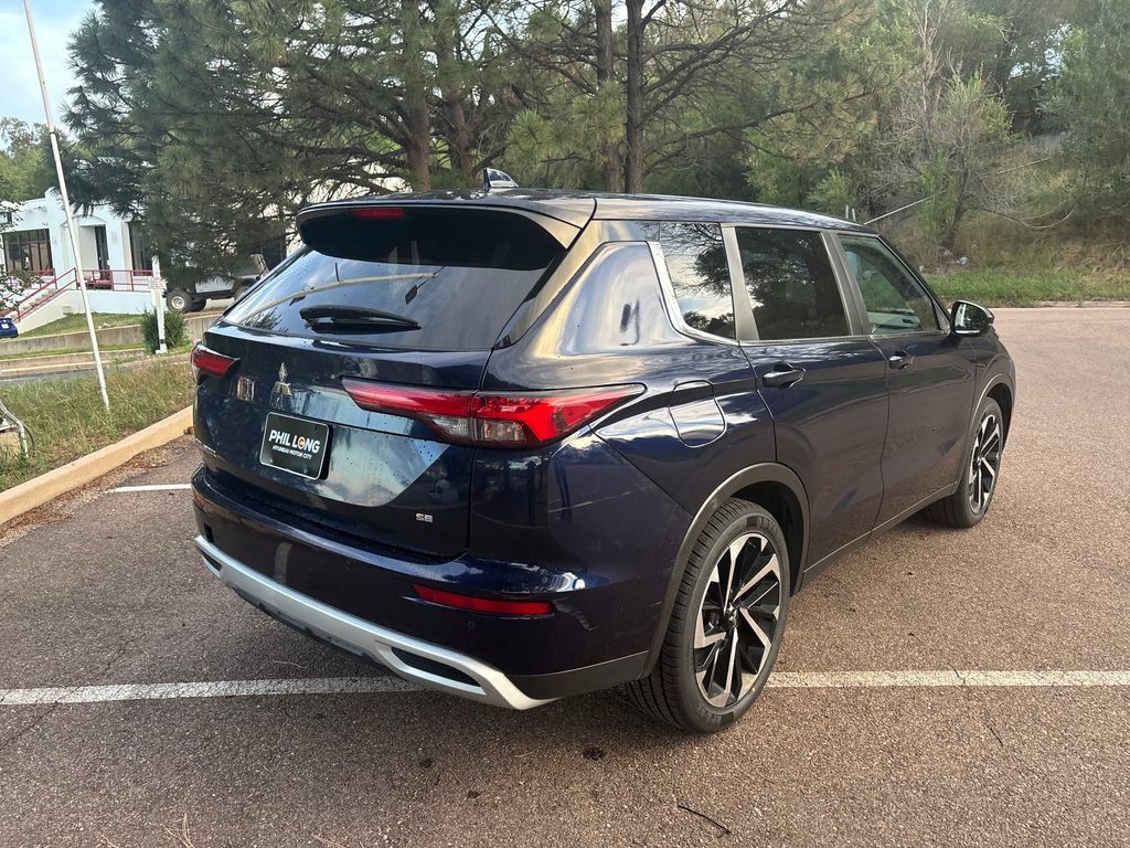 Used 2024 Mitsubishi Outlander FWD image 5