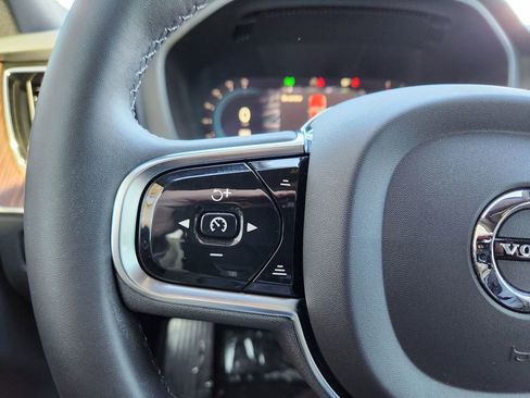 Used 2023 Volvo XC60 B5 Plus image 16