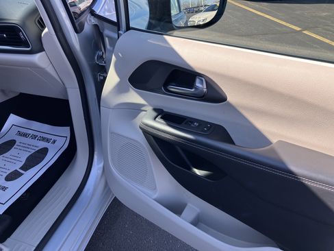 Used 2024 Chrysler Pacifica Touring-L image 10