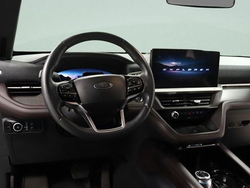 Used 2025 Ford Explorer Platinum AWD/4WD image 9