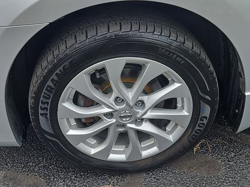 Used 2017 Nissan Sentra SV w/ Style Package FWD image 4