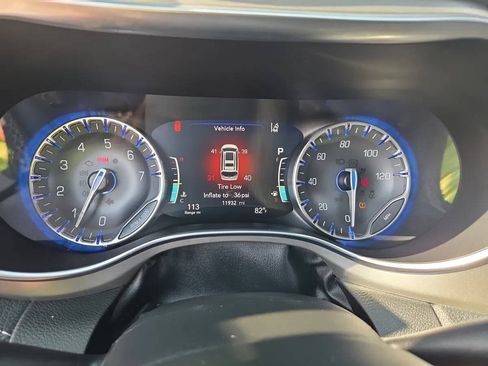 Used 2023 Chrysler Pacifica Limited w/ Uconnect Theater Family Group AWD/4WD image 8