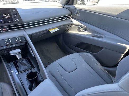 New 2025 Hyundai Elantra SE image 6