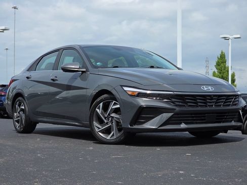 Used 2024 Hyundai Elantra Limited FWD image 2