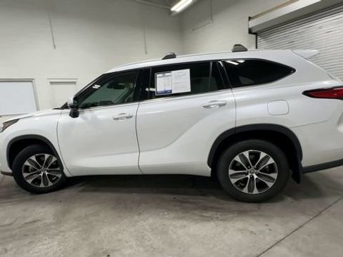Used 2022 Toyota Highlander XLE FWD image 8