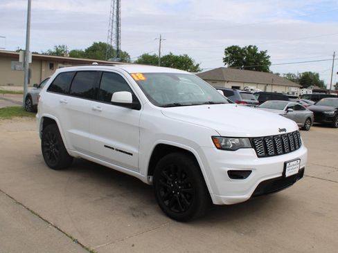 Used 2018 Jeep Grand Cherokee Altitude AWD/4WD image 2
