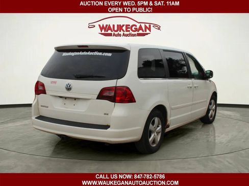 Used 2010 Volkswagen Routan SE FWD image 5