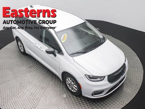 Used 2024 Chrysler Pacifica Touring-L FWD image 3