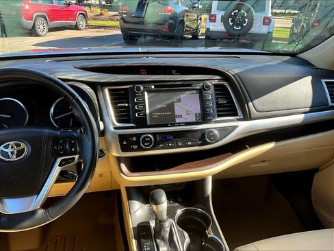Used 2017 Toyota Highlander XLE image 19