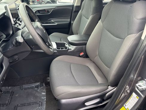 Used 2025 Toyota RAV4 LE image 32