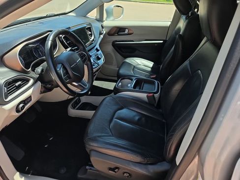 Used 2017 Chrysler Pacifica Touring-L FWD image 9