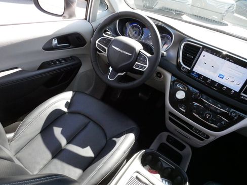 Used 2023 Chrysler Pacifica Touring-L image 8