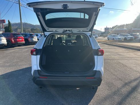 Used 2021 Toyota RAV4 LE image 9