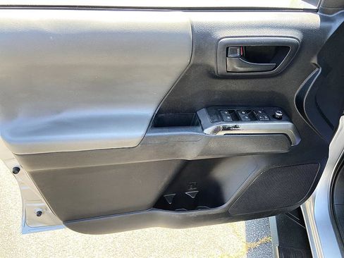 Used 2018 Toyota Tacoma SR5 RWD image 10