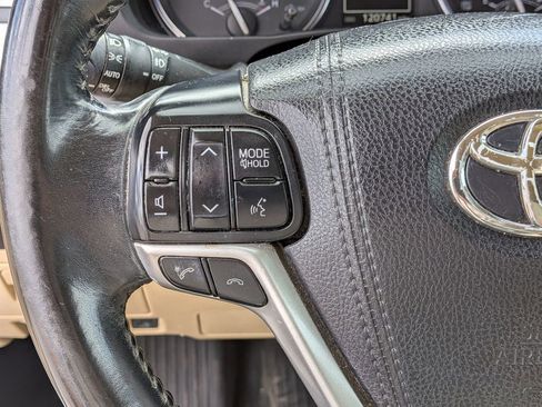 Used 2017 Toyota Highlander XLE image 17