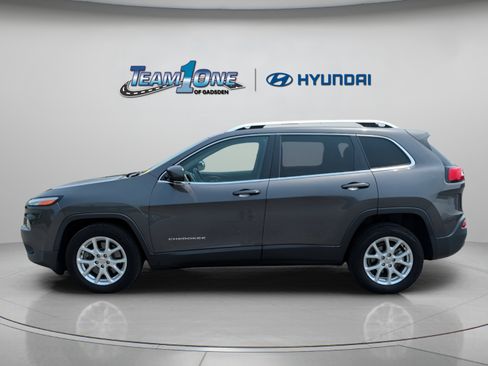 Used 2017 Jeep Cherokee Latitude w/ Comfort & Sound Group FWD image 5