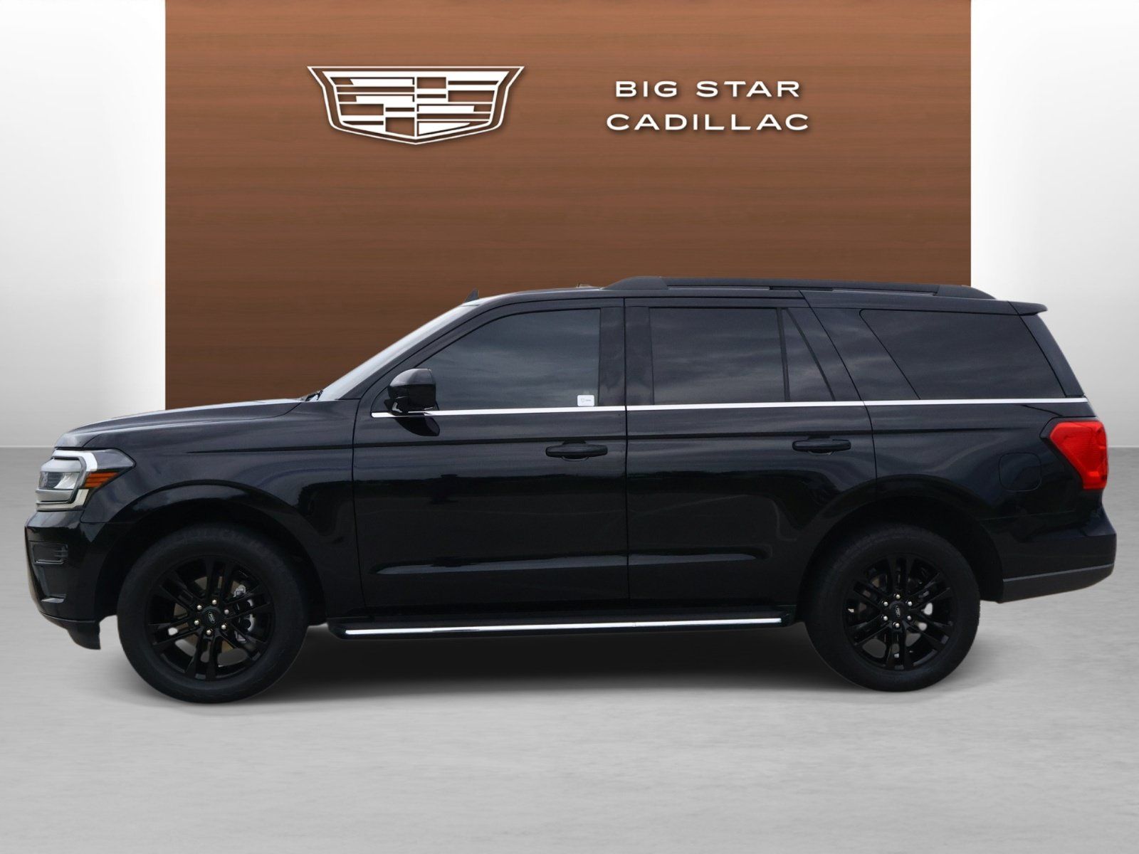 Used 2023 Ford Expedition XLT AWD/4WD image 2