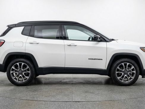 Used 2025 Jeep Compass Trailhawk AWD/4WD image 11