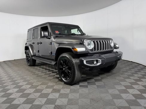 Used 2025 Jeep Wrangler Unlimited Sahara AWD/4WD image 4