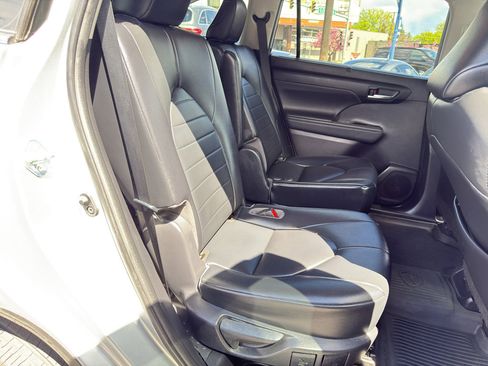 Used 2021 Toyota Highlander XLE AWD/4WD image 20