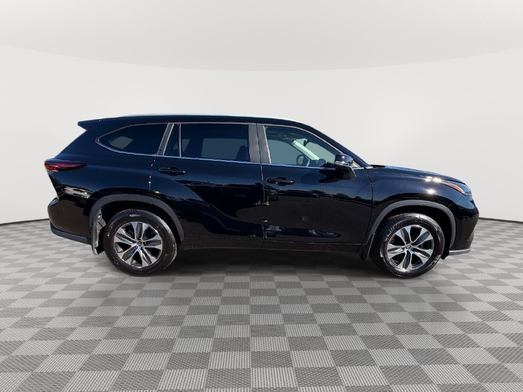 Used 2026 Toyota Highlander XLE AWD/4WD image 2