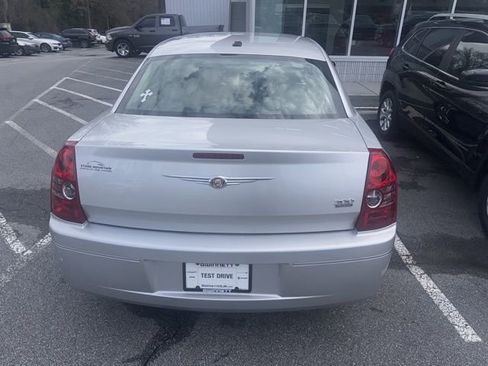 Used 2010 Chrysler 300 Touring image 17