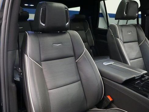 Used 2024 Cadillac Escalade Sport w/ LPO, ONYX Package image 18