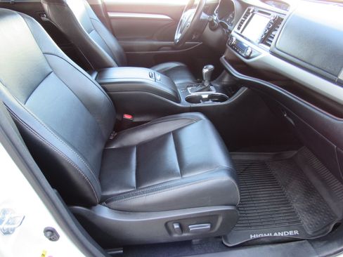 Used 2017 Toyota Highlander XLE w/ Carpet Mat Package AWD/4WD image 26