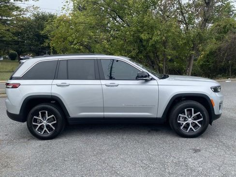 Used 2025 Jeep Grand Cherokee Limited image 9