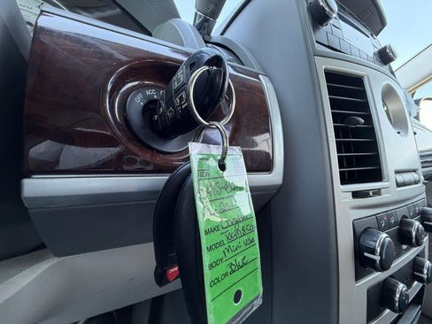 Used 2010 Chrysler Town & Country Touring FWD image 31