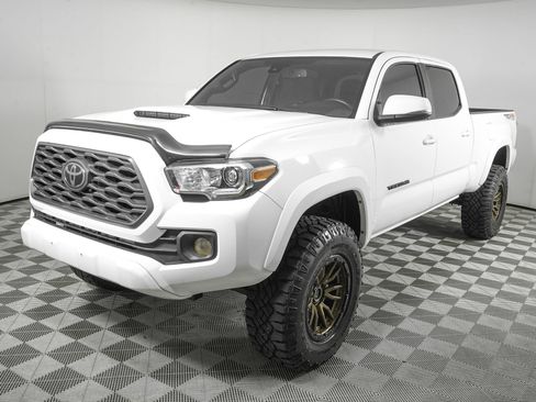 Used 2020 Toyota Tacoma TRD Sport AWD/4WD image 8