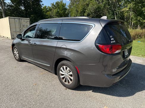 Used 2017 Chrysler Pacifica Touring-L FWD image 4