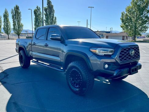 Used 2020 Toyota Tacoma TRD Off-Road w/ TRD Premium Off Road Package AWD/4WD image 11