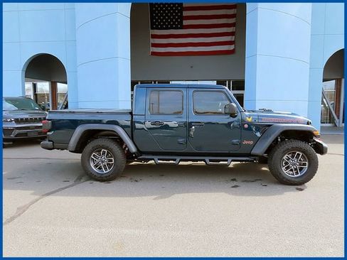 Used 2025 Jeep Gladiator Mojave w/ Convenience Group image 1