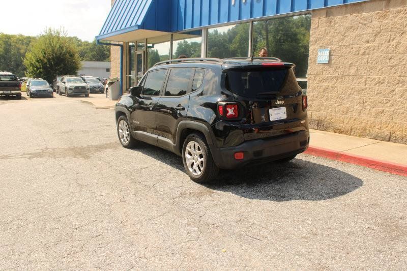 Used 2017 Jeep Renegade Latitude FWD image 4