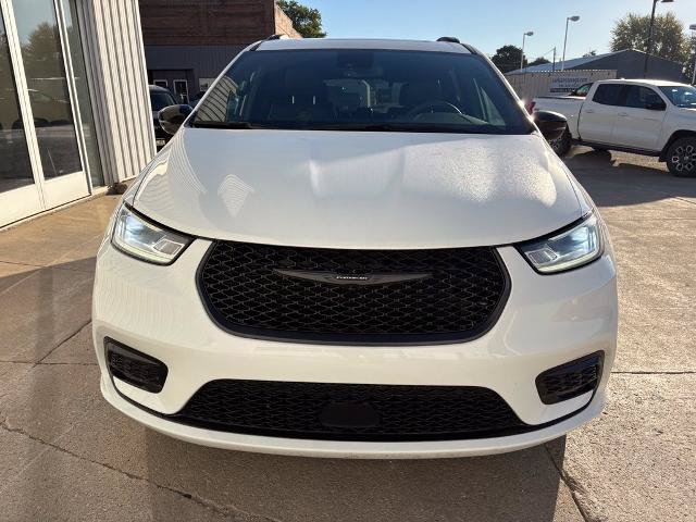 Used 2025 Chrysler Pacifica Limited FWD image 6
