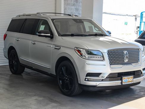 Used 2019 Lincoln Navigator Select w/ Technology Package RWD image 3