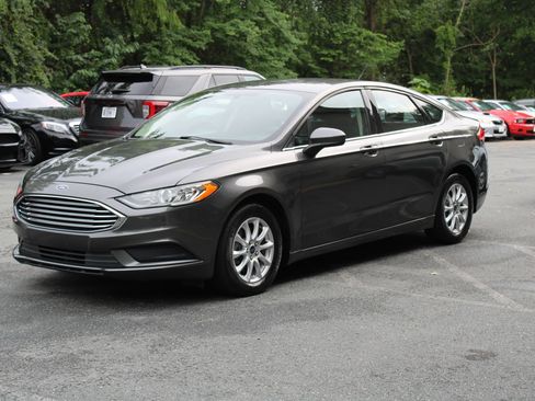 Used 2017 Ford Fusion SE w/ Fusion SE Technology Package FWD image 3