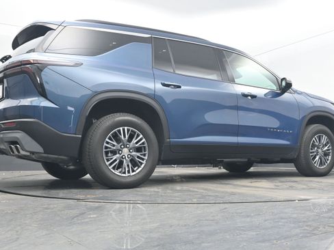 Used 2025 Chevrolet Traverse LT image 30